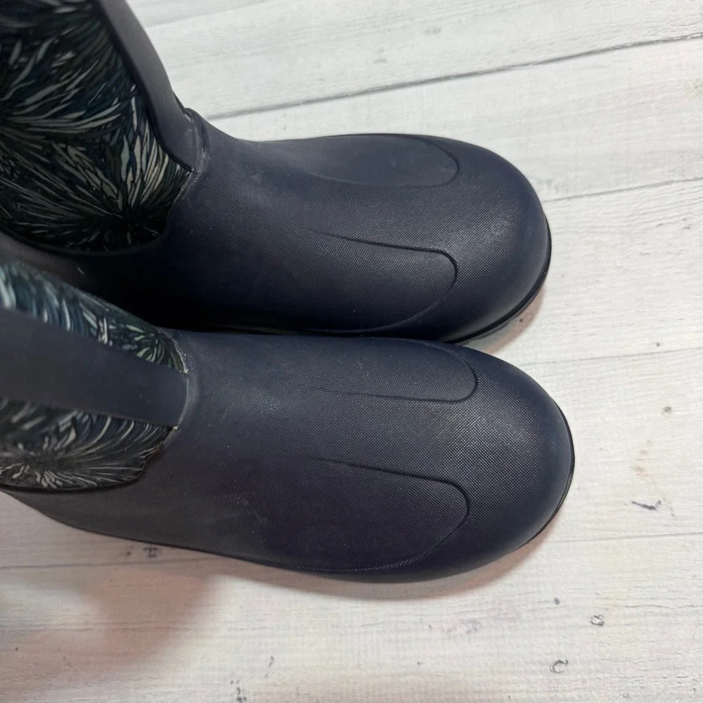 BOGS NeoClassic Firework Floral girls snow boots big kids size 4